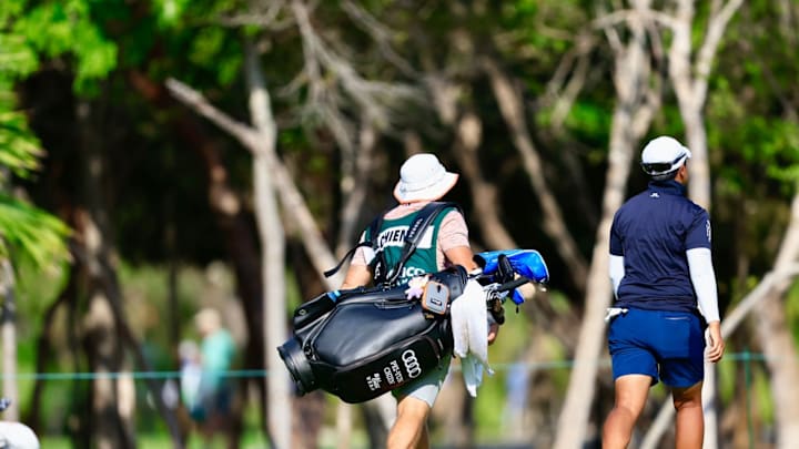 La caddie es confidente, cómplice en cada movimiento y llega a caminar alrededor de 5 horas junto a su jugadora. La caddie es confidente, cómplice en cada movimiento y llega a caminar alrededor de 5 horas junto a su jugadora.