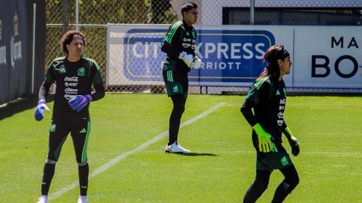 Guillermo Ochoa entrena en el CAR