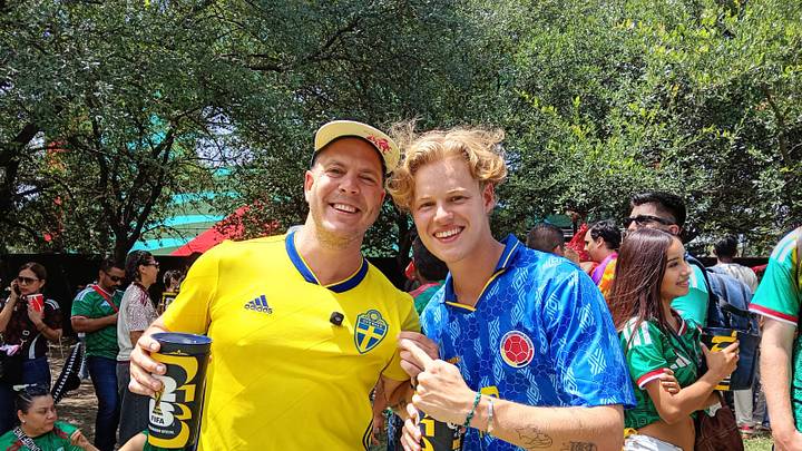 Robert Gustafsson (izq), el fan sueco que ha estado en 80 países, regresa a México para apoyar a su país en su primer partido del Mundial en Monterrey.