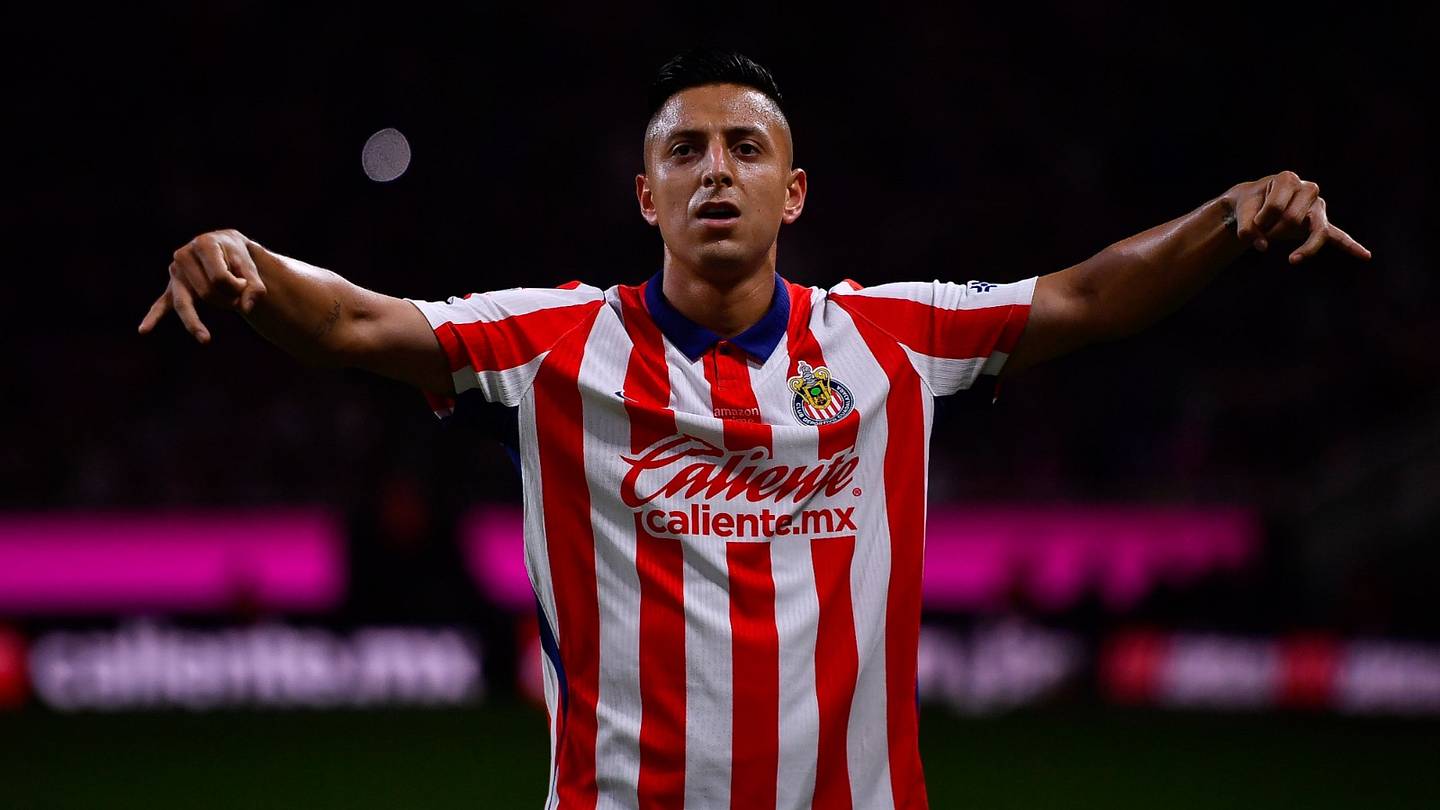 Chivas aplasta a Tijuana y Puebla remonta ante Santos en noche de goles