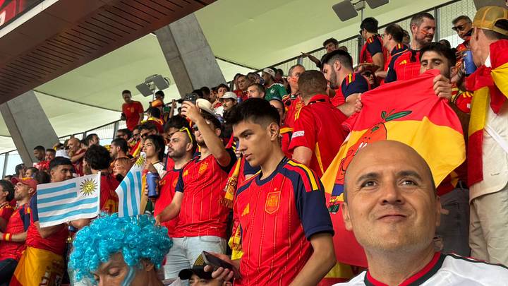 Aficionados de España con bombos y banderas apoyan a La Roja en el Estadio Akron durante el Mundial 2026.