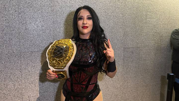 Stephanie Vaquer tenía 12 o 13 años cuando vendió hot dogs casa por casa para juntar el dinero del primer evento de WWE en Chile. Stephanie Vaquer tenía 12 o 13 años cuando vendió hot dogs casa por casa para juntar el dinero del primer evento de WWE en Chile.