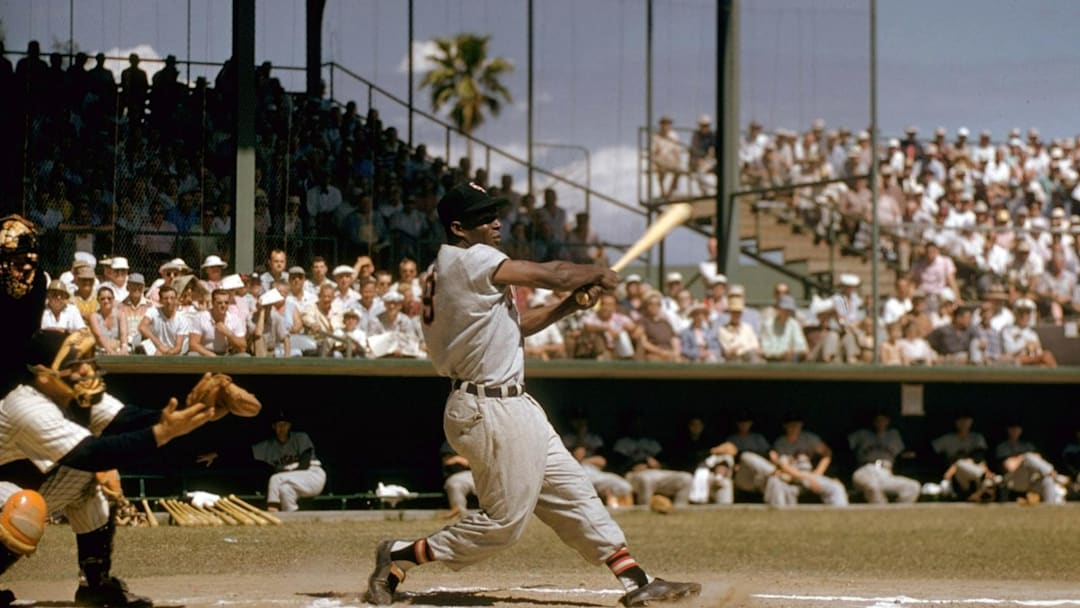 Minnie Monoso (9), de los Chicago White Sox, al bate ante los New York Yankees durante el juego de spring training, el 18 de marzo de 1956.