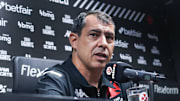 Treinador foi apresentado oficialmente nesta terça-feira
