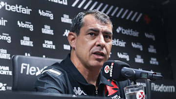 Treinador foi apresentado oficialmente nesta terça-feira