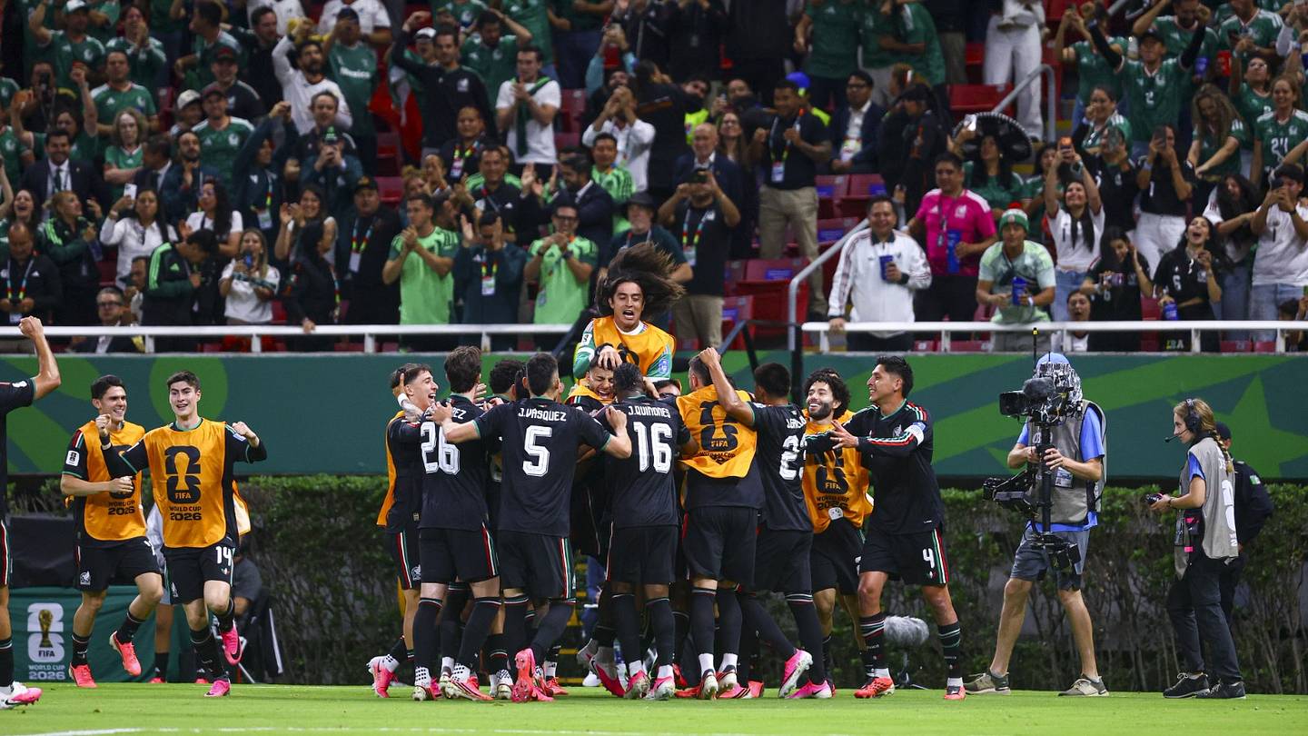 México derrota a Corea sin deslumbrar, pero asegura liderato y seguir en el Azteca