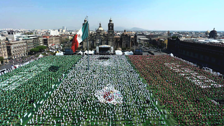 Imagen panorámica de la clase masiva en el Zócalo de la Ciudad de México Imagen panorámica de la clase masiva en el Zócalo de la Ciudad de México