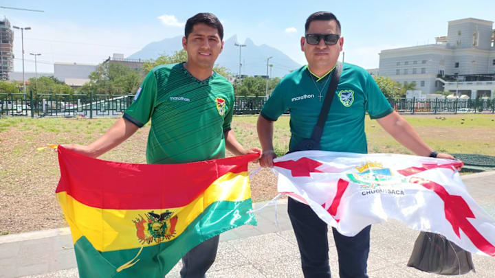 Los hermanos Flores, Óscar y Santiago, a una horas del juego donde Bolivia e Irak definirán al último invitado al Mundial. Los hermanos Flores, Óscar y Santiago, a una horas del juego donde Bolivia e Irak definirán al último invitado al Mundial.