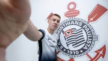 Charles é meio-campista e assinou com o Corinthians até 31 de dezembro de 2028