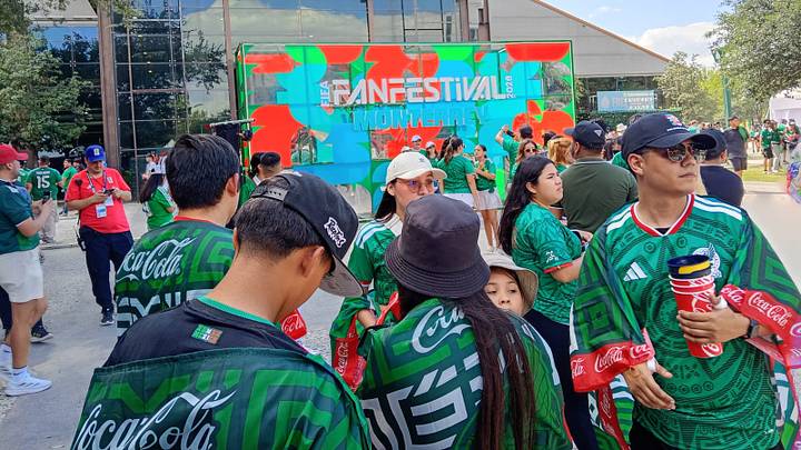 Familias enteras se dieron cita en el FIFA Fan Festival de Monterrey para ver el triunfo de México ante Sudáfrica. Familias enteras se dieron cita en el FIFA Fan Festival de Monterrey para ver el triunfo de México ante Sudáfrica.
