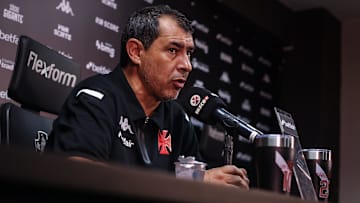 Técnico Fábio Carille está mudando dupla de zaga