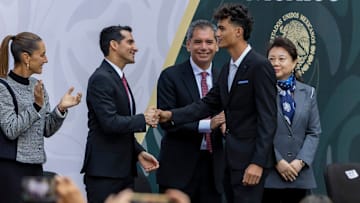 Isaac del Toro recibió el Premio Nacional de Deportes en la categoría de deporte profesional.
