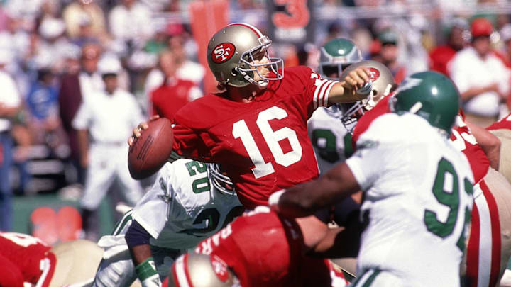 Joe Montana, quarterback de los San Francisco 49ers, en juego ante los Philadelphia Eagles.