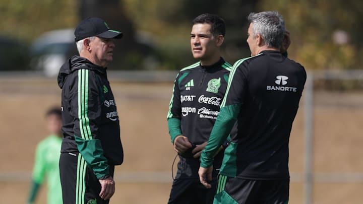 Javier Aguirre, técnico de la Selección Mexicana, junto a sus auxiliares, Rafael Márquez y Toni Amor.