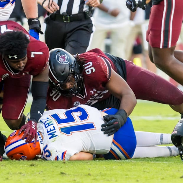  efensive tackle T.J. Sanders (90) 