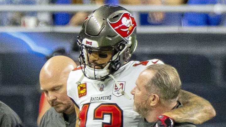 Buccaneers receiver Mike Evans is going to have surgery on his broken collarbone.