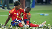 Lamine Yamal y su hermano Keyne después de que el delantero ganara la Eurocopa 2024