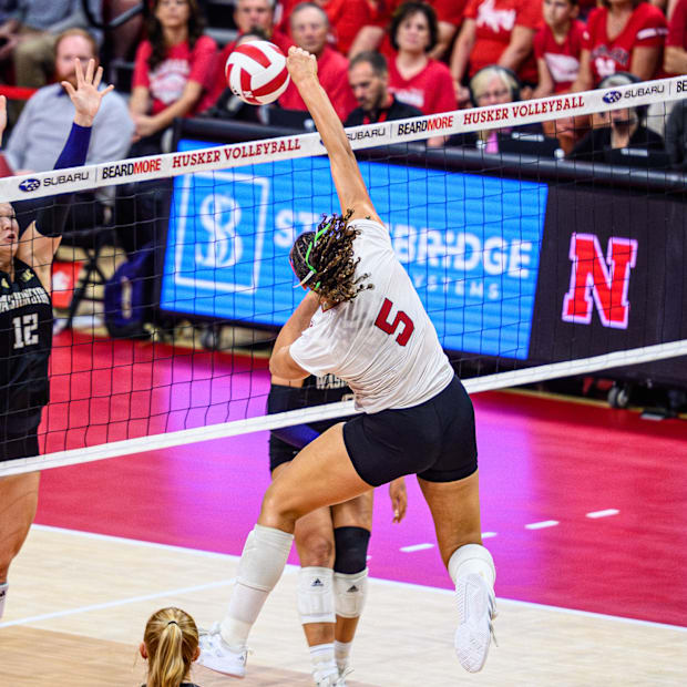 Rebekah Allick (5) racked up seven kills against the Huskies. 