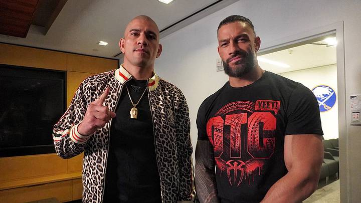 Roman Reigns And UFC Champion Alex Pereira Swap Shirts At WWE Smackdown ...