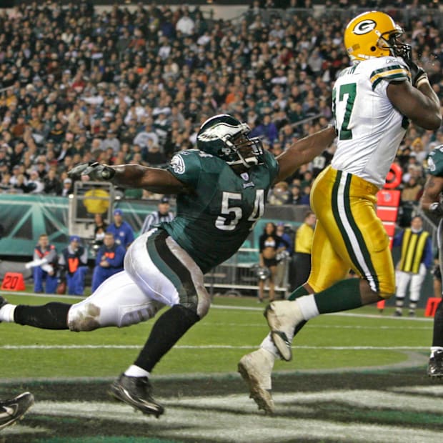  tight end David Martin reels in a touchdown pass despite the efforts of Philadelphia Eagles Jeremiah Trotter 