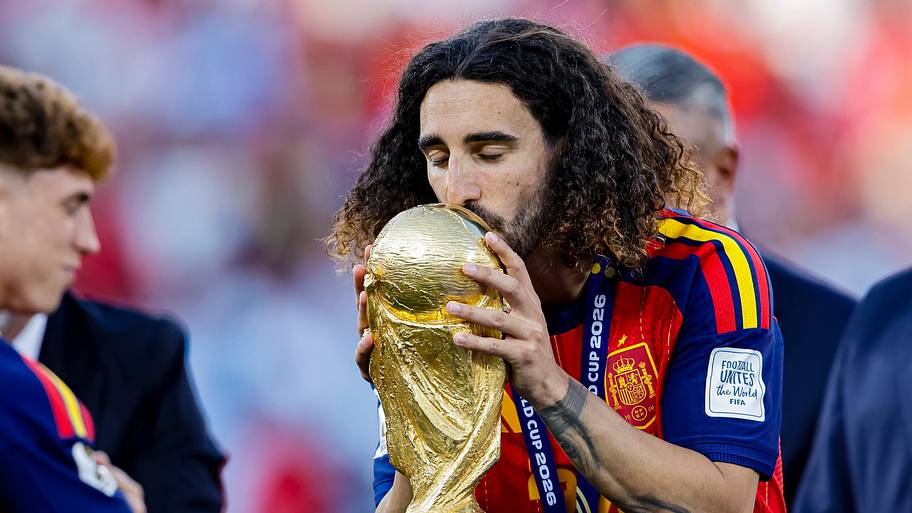 Marc Cucurella kissing the World Cup trophy.