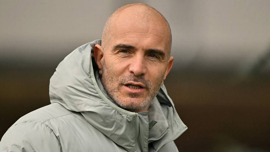 Enzo Maresca in Chelsea garments.