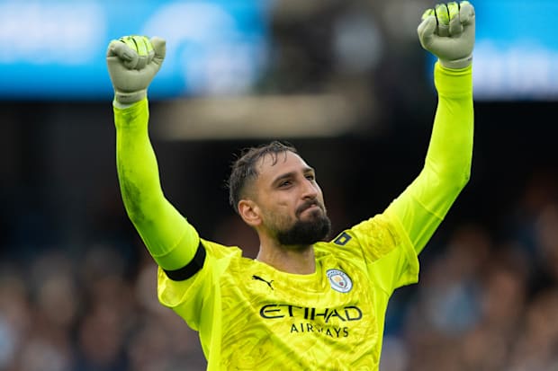 Gianluigi Donnarumma con los brazos levantados y los puños cerrados.