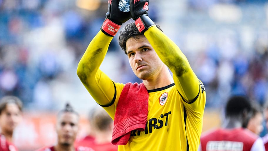 Senne Lammens applauding Antwerp fans.
