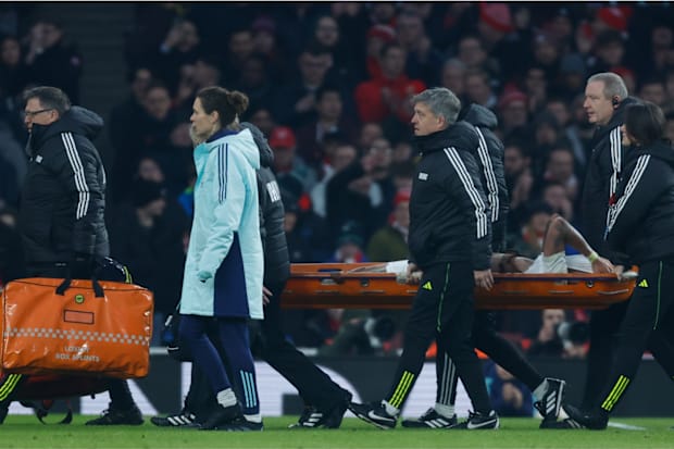 กาเบรียล เชซุสถูกหามออกจากสนามหลังได้รับบาดเจ็บในระหว่างการแข่งขันของอาร์เซนอลกับแมนยู