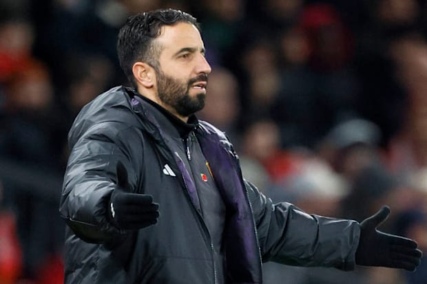 รูเบน อาโมริม กางแขนออก