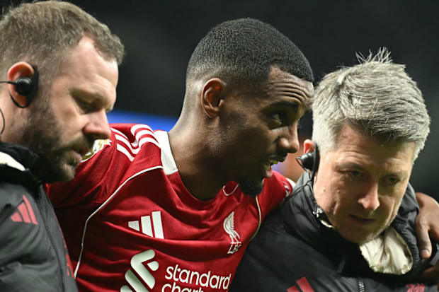 อเล็กซานเดอร์ อิซัค (กลาง) ถูกช่วยออกจากสนาม