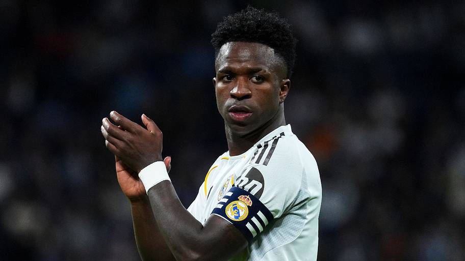 Vinicius Junior clapping.