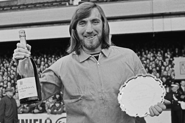 บิลลี่ บอนด์ส ถือแชมเปญและถ้วยรางวัล บิลลี่ บอนด์ส ถือแชมเปญและถ้วยรางวัล