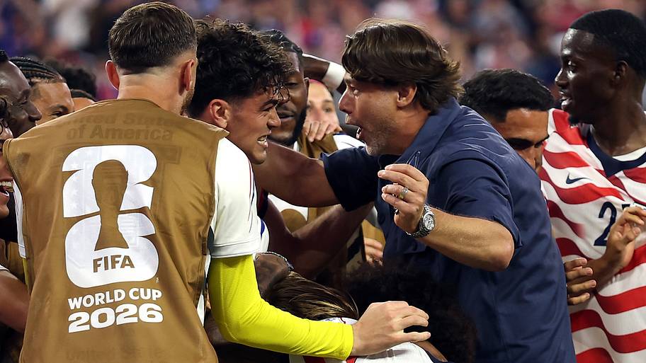 Mauricio Pochettino (center) celebrating wildly.