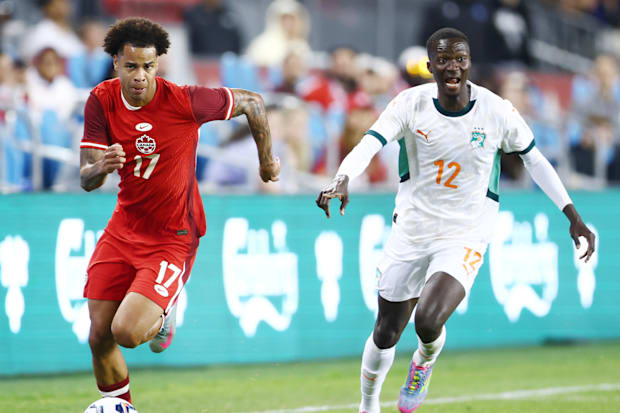 ทาจอน บูคานาน (ซ้าย) และโมฮาเหม็ด ดิโอมานเด วิ่ง