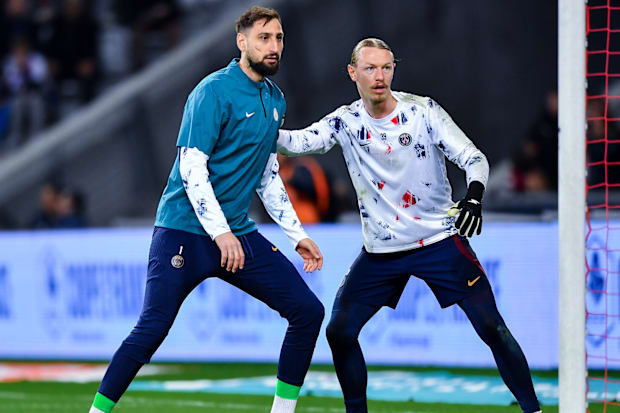 ซาโฟนอฟและดอนนารุมมาจากฤดูกาลที่แล้ว