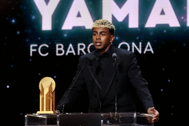 拉明·亚马尔手持科帕奖杯。