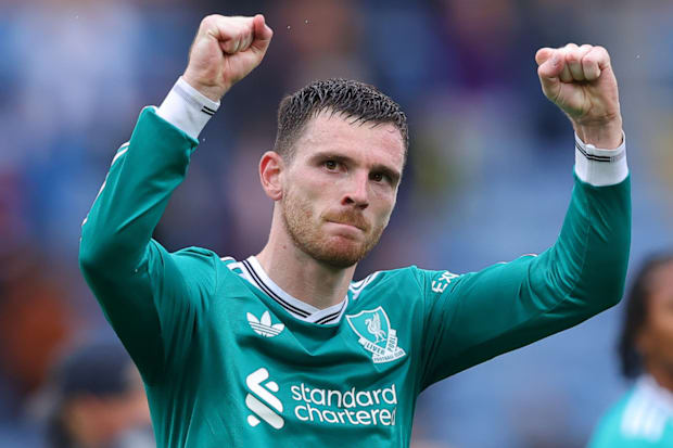 แอนดี้ โรเบิร์ตสัน ฉลองด้วยการยกแขนขึ้น