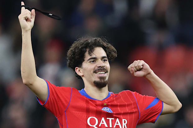 วิตินญ่าแสดงท่าเฉลิมฉลองเป็นเอกลักษณ์