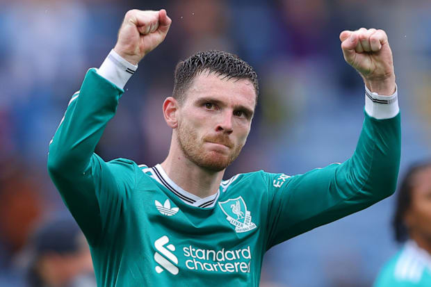 แอนดี้ โรเบิร์ตสัน ยกแขนขึ้นสูง แอนดี้ โรเบิร์ตสัน ยกแขนขึ้นสูง