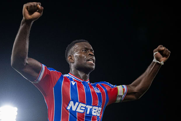 มาร์ค เกฮีฉลองด้วยการยกแขนขึ้น