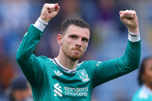 安迪·罗伯逊高举双臂。