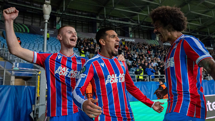 Daniel Muñoz (centre) celebrating.
