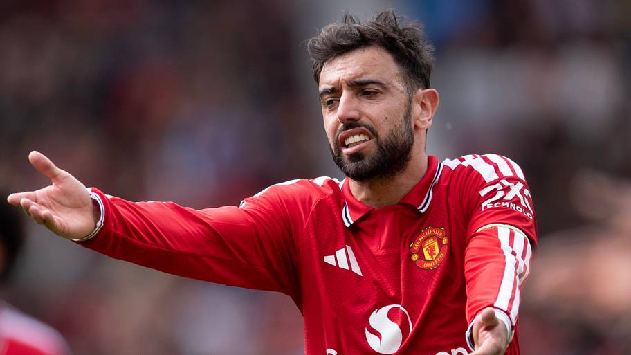 Bruno Fernandes wafting his arms around.