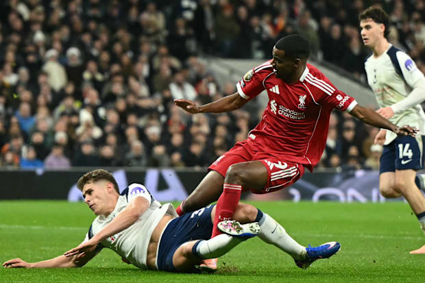 亚历山大·伊萨克（中）正在被挑战。