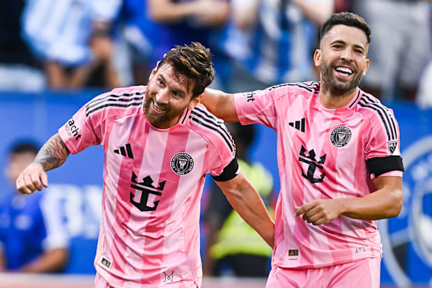 ลิโอเนล เมสซี่ฉลองกับฮอร์ดี้ อัลบา