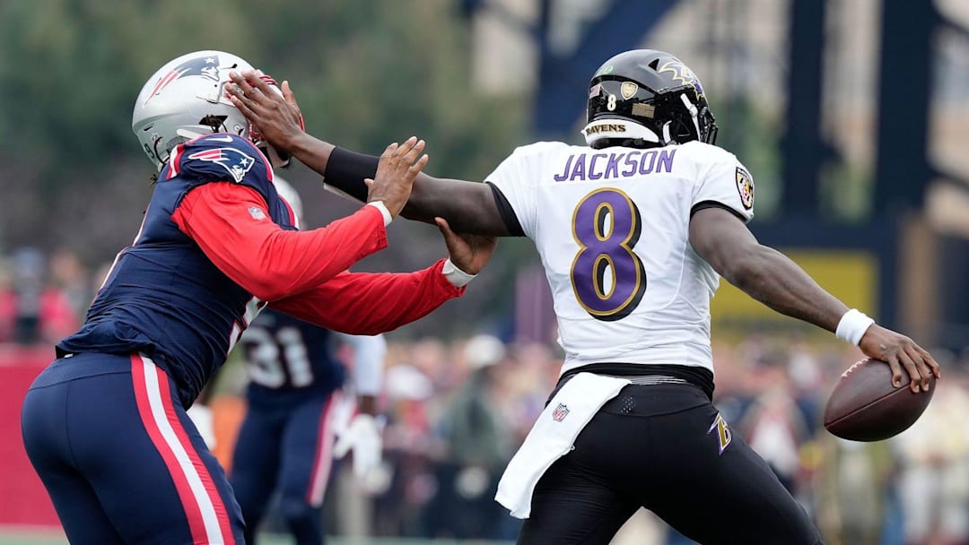 Patriots defensive end #9 Matthew Judon tries to run down Ravens QB Lamar Jackson in the 1st quarter.