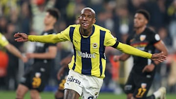 Talisca acertou com o Fenerbahçe no início do ano 
