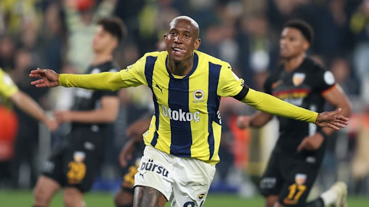 Talisca acertou com o Fenerbahçe no início do ano Talisca acertou com o Fenerbahçe no início do ano