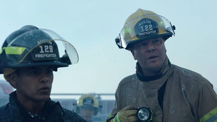 9-1-1: LONE STAR: L-R: Julian Works and Jim Parrack in the “Thin Ice” episode of 9-1-1: LONE STAR airing Monday, Jan 10 (8:00-9:01 PM ET/PT) on FOX. © 2022 Fox Media LLC. CR: FOX